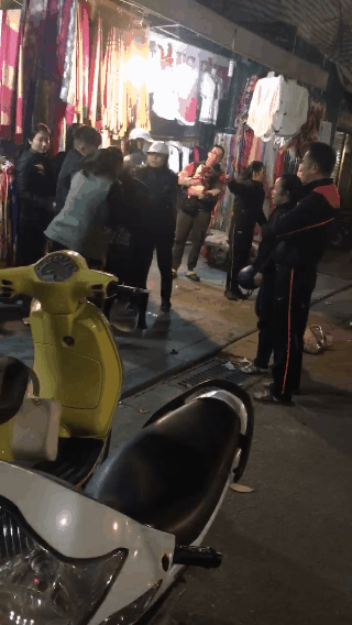 Cô gái trẻ bị người phụ nữ rút dép tát vào mặt, giật tóc dã man giữa phố Cổ nghi do ngoại tình với người đã có vợ