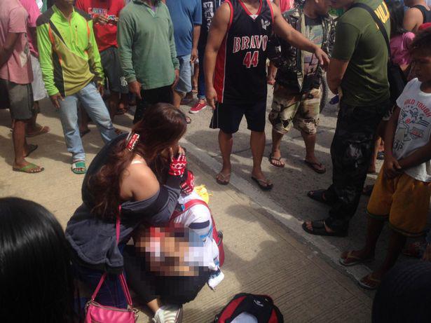 Bé 19 tháng tử vong vì thói quen trùm khăn khi đi xe máy mà nhiều mẹ Việt hay mắc phải