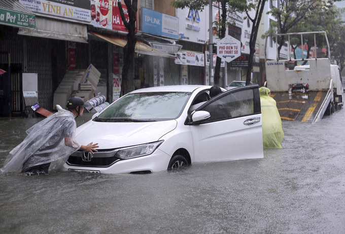 Garage ở Đà Nẵng quá tải vì xế hộp nhập viện sau mưa kỷ lục