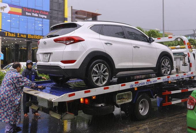 Garage ở Đà Nẵng quá tải vì xế hộp nhập viện sau mưa kỷ lục