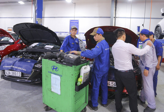 Garage ở Đà Nẵng quá tải vì xế hộp nhập viện sau mưa kỷ lục