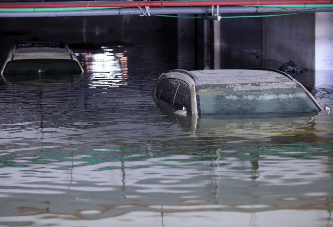 Garage ở Đà Nẵng quá tải vì xế hộp nhập viện sau mưa kỷ lục