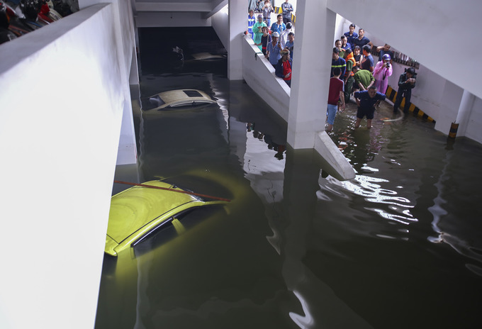 Garage ở Đà Nẵng quá tải vì xế hộp nhập viện sau mưa kỷ lục