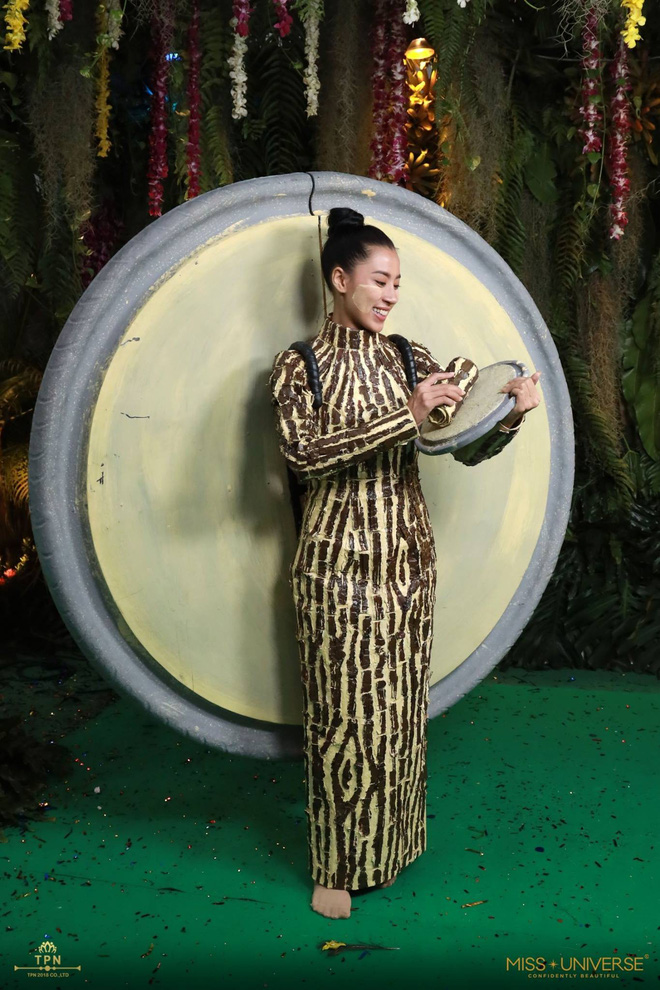 Phản ứng bất ngờ của cộng đồng quốc tế khi HHen Niê trình diễn trang phục bánh mì