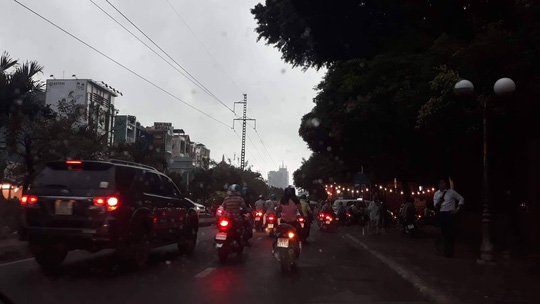 Mưa lớn kèm sấm sét, cán bộ dự báo nói không có gì bất thường