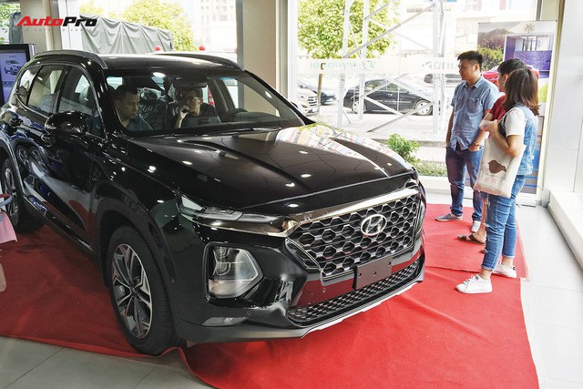 Mòn mỏi chờ đợi Hyundai Santa Fe 2019 ra mắt, nhiều khách Việt rút cọc, tìm xe khác chơi Tết