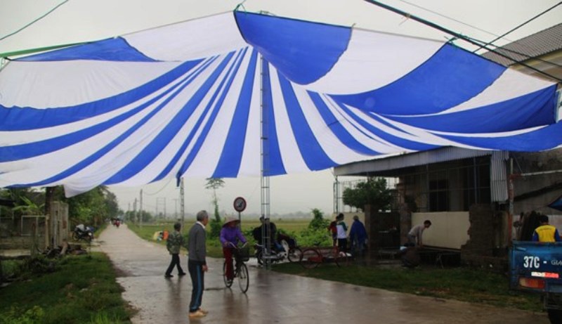 Gia đình cầu thủ Phan Văn Đức dựng rạp, mổ lợn thết đãi người hâm mộ đến xem trận chung kết AFF Cup 2018