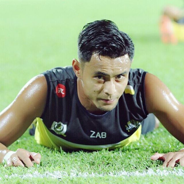 Hình thể vạm vỡ của cầu thủ Malaysia đối đầu Việt Nam ở AFF Cup