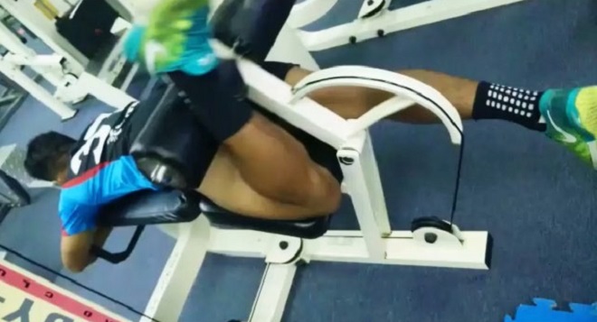 Hình thể vạm vỡ của cầu thủ Malaysia đối đầu Việt Nam ở AFF Cup