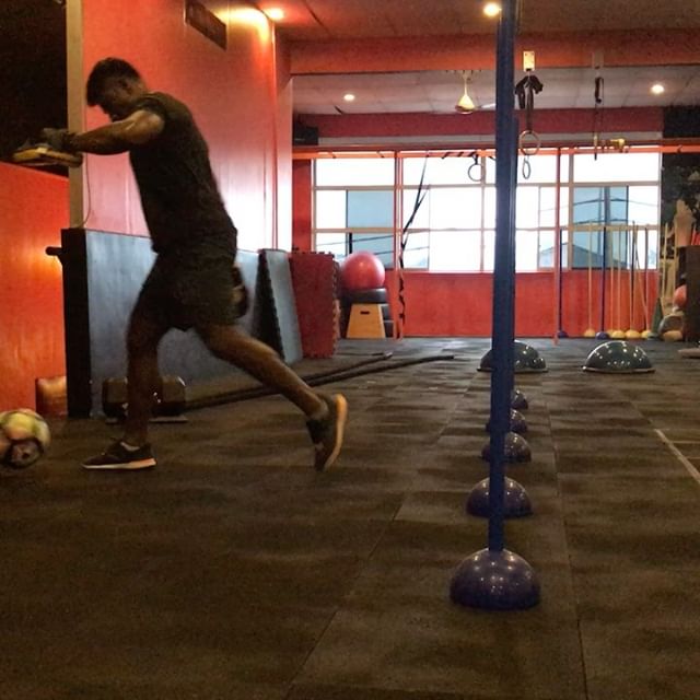 Hình thể vạm vỡ của cầu thủ Malaysia đối đầu Việt Nam ở AFF Cup