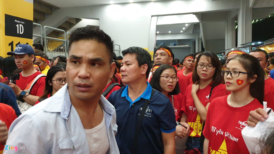 Hơn 100 CĐV Việt Nam bức xúc, trèo rào vào xem chung kết AFF Cup