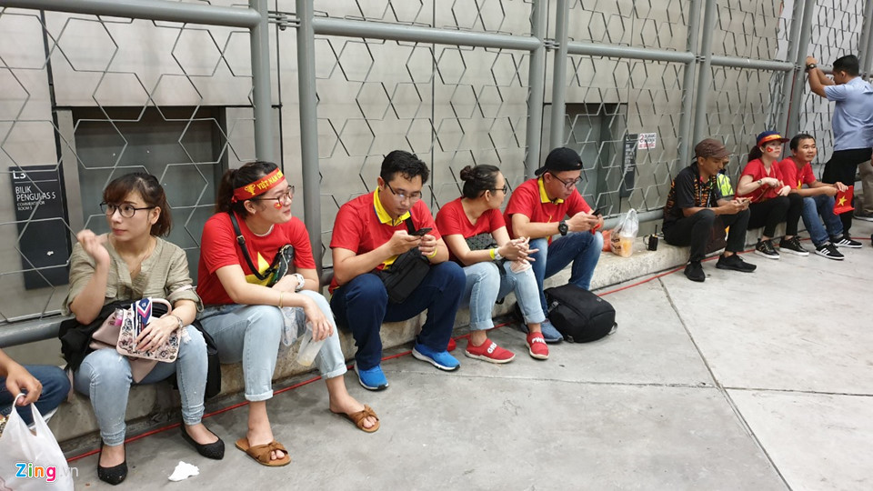 Hơn 100 CĐV Việt Nam bức xúc, trèo rào vào xem chung kết AFF Cup