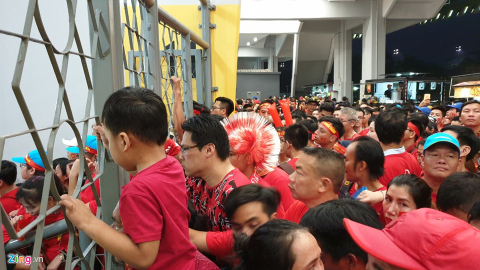 Hơn 100 CĐV Việt Nam bức xúc, trèo rào vào xem chung kết AFF Cup