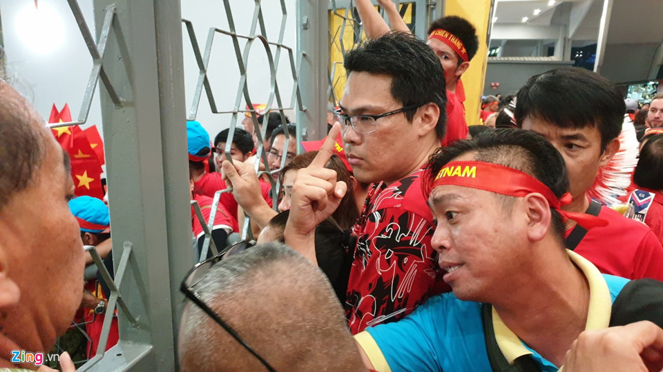 Hơn 100 CĐV Việt Nam bức xúc, trèo rào vào xem chung kết AFF Cup