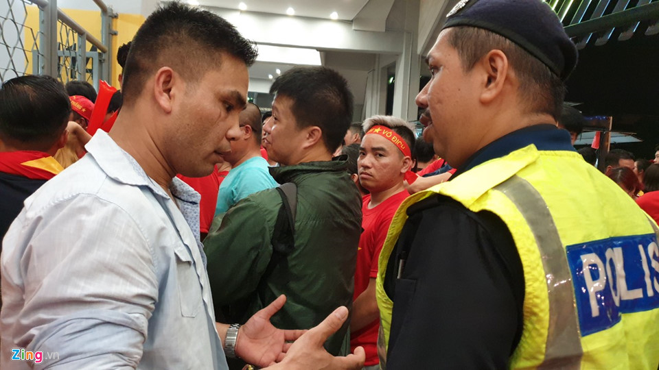 Hơn 100 CĐV Việt Nam bức xúc, trèo rào vào xem chung kết AFF Cup