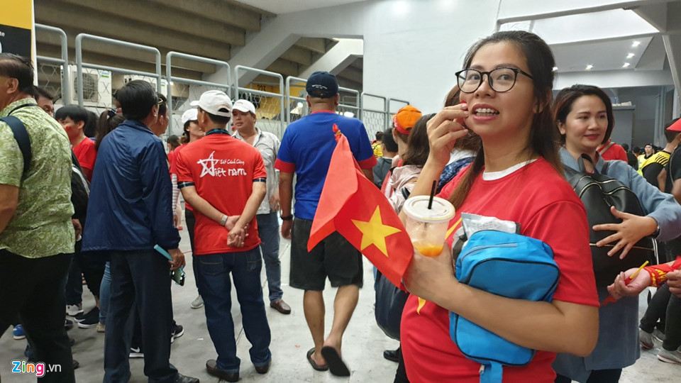 Hơn 100 CĐV Việt Nam bức xúc, trèo rào vào xem chung kết AFF Cup