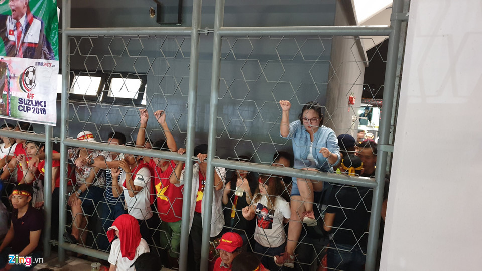 Hơn 100 CĐV Việt Nam bức xúc, trèo rào vào xem chung kết AFF Cup