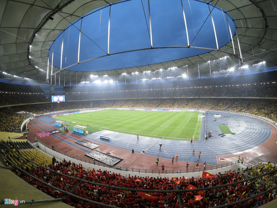 Hơn 100 CĐV Việt Nam bức xúc, trèo rào vào xem chung kết AFF Cup