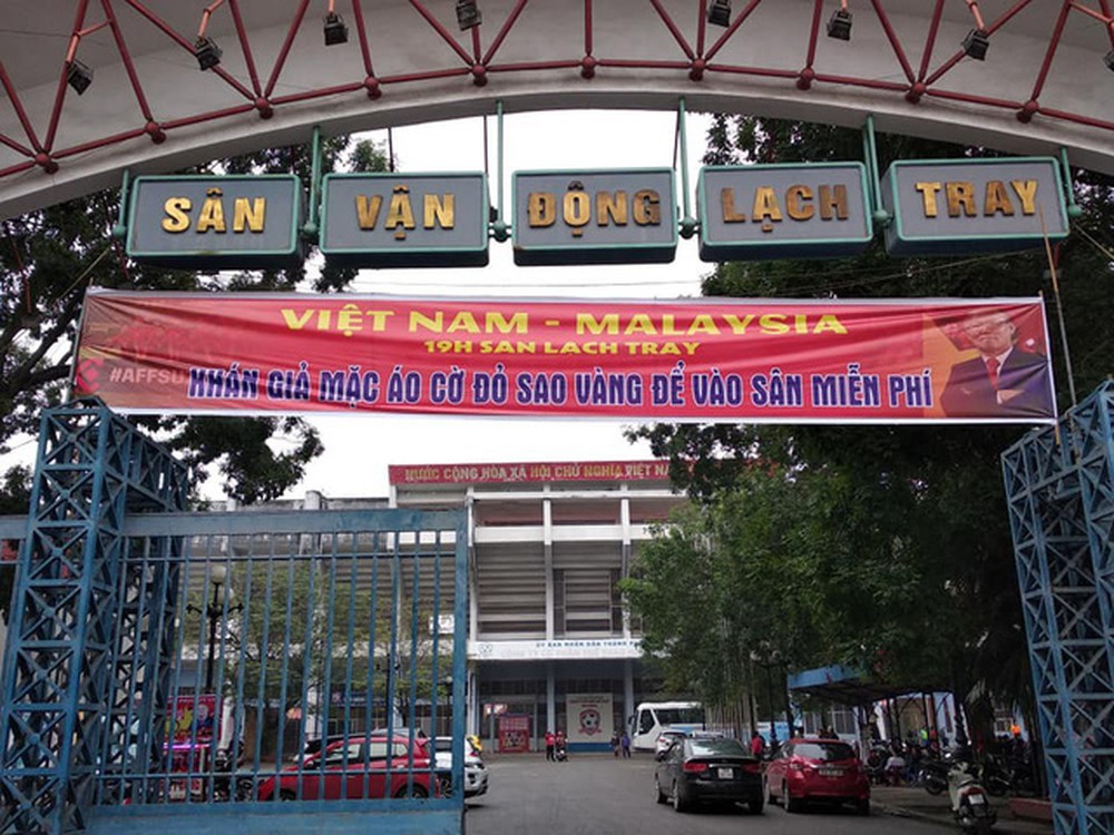 Clip: CĐV Hải Phòng cưỡi ngựa giữa phố để cổ vũ đội tuyển Việt Nam đá chung kết AFF Cup