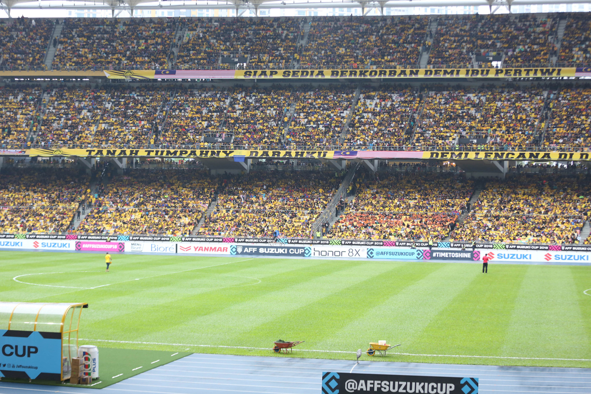 CĐV Việt Nam rực đỏ một góc sân Bukit Jalil