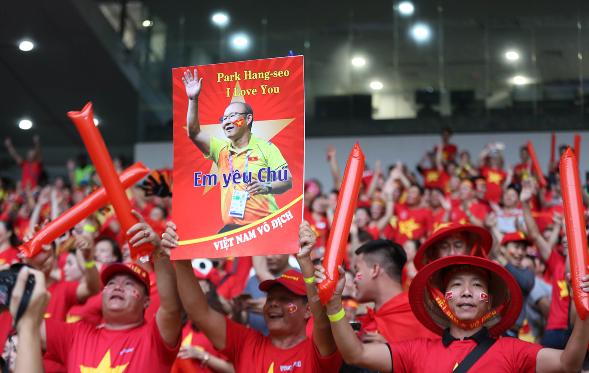 CĐV Việt Nam rực đỏ một góc sân Bukit Jalil