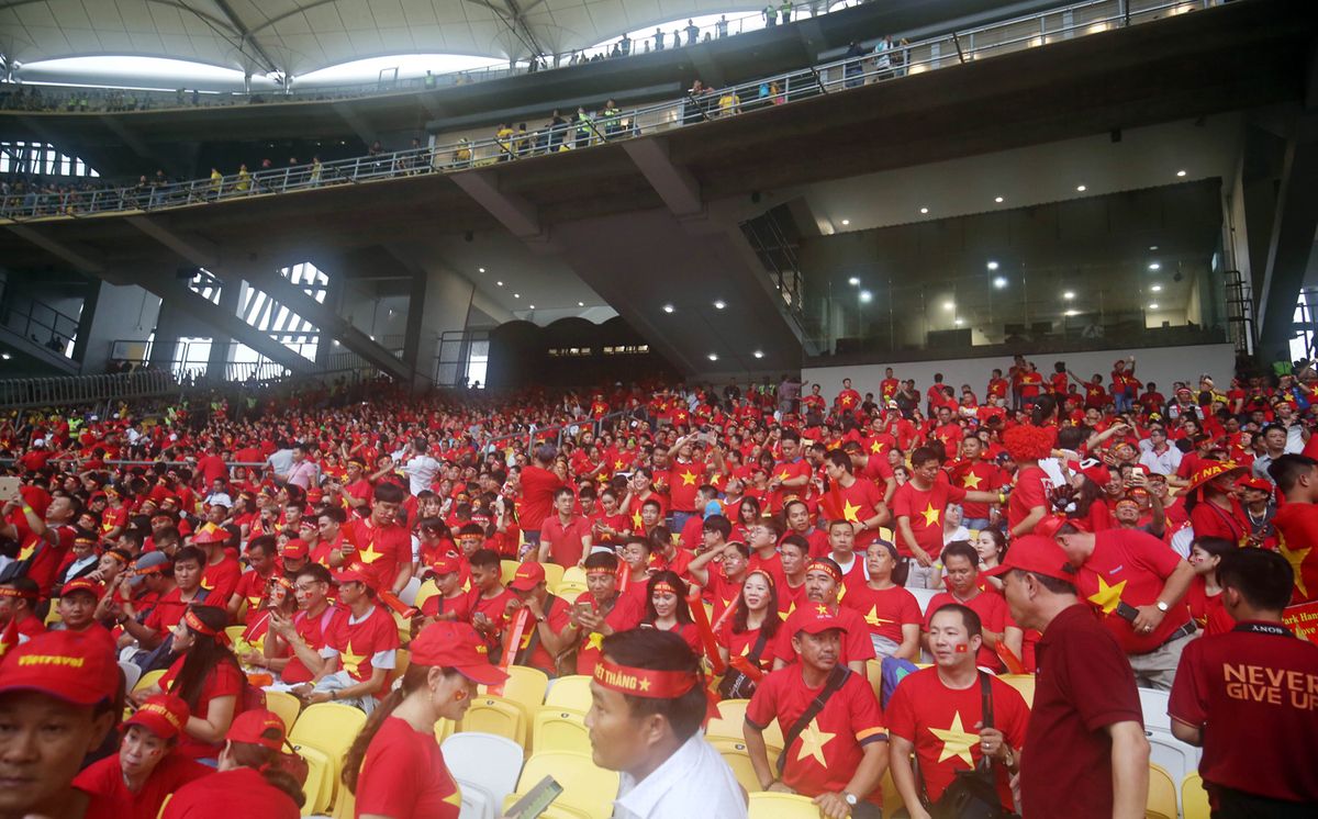 CĐV Việt Nam rực đỏ một góc sân Bukit Jalil