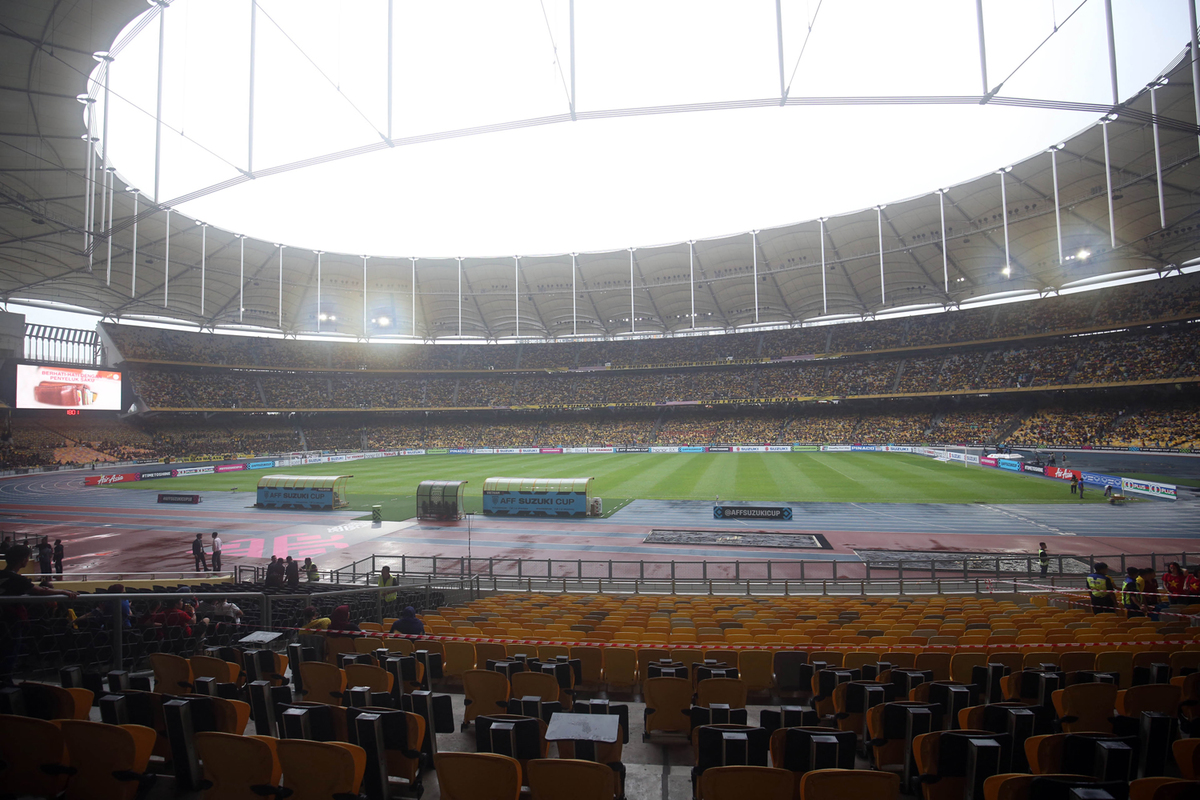 CĐV Việt Nam rực đỏ một góc sân Bukit Jalil