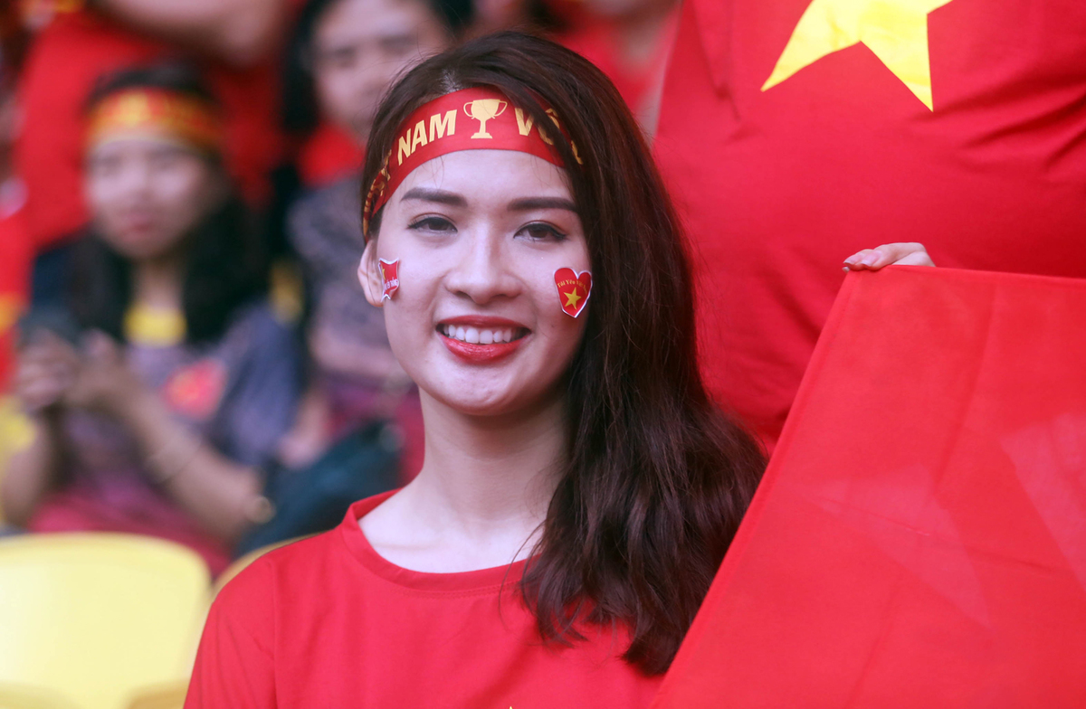 CĐV Việt Nam rực đỏ một góc sân Bukit Jalil