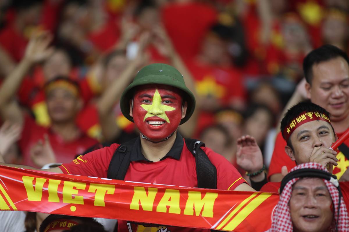 CĐV Việt Nam rực đỏ một góc sân Bukit Jalil