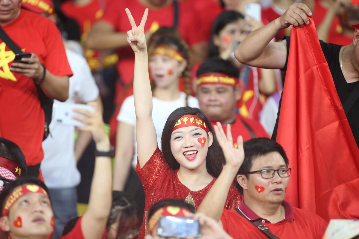 CĐV Việt Nam rực đỏ một góc sân Bukit Jalil