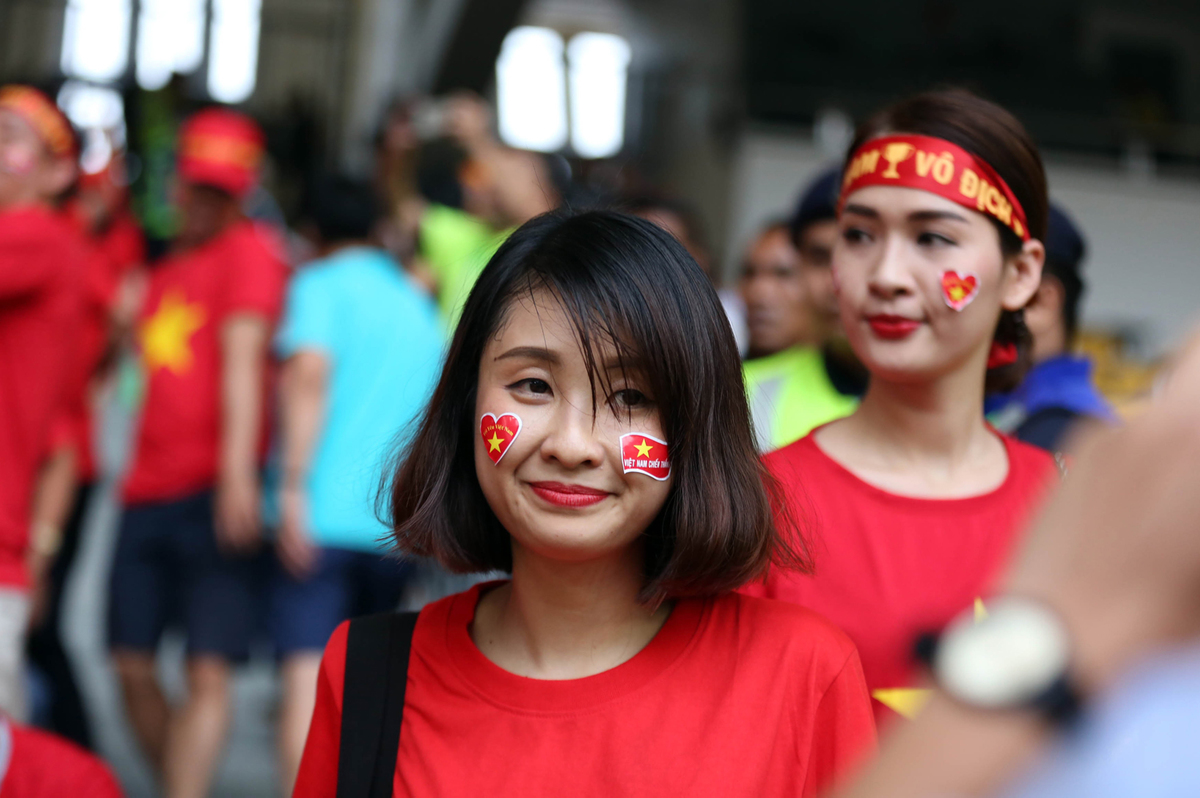 CĐV Việt Nam rực đỏ một góc sân Bukit Jalil