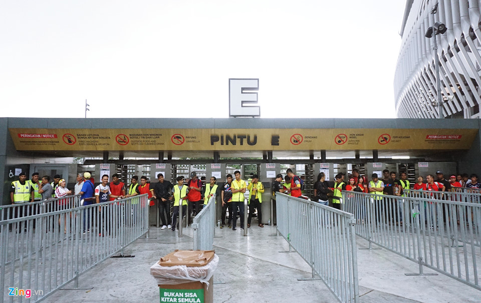 CĐV Việt Nam xoay xở nhanh chóng khi gặp mưa nặng hạt ở Malaysia