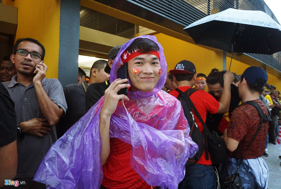 CĐV Việt Nam xoay xở nhanh chóng khi gặp mưa nặng hạt ở Malaysia