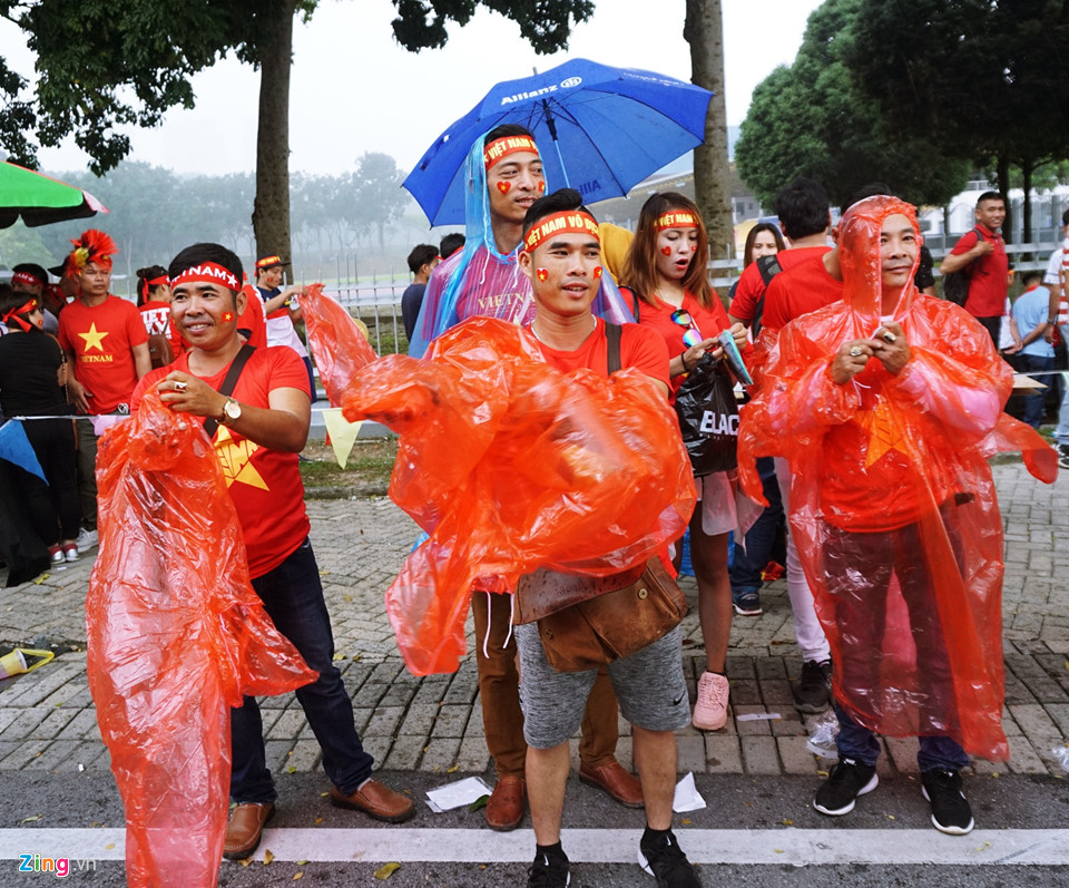 CĐV Việt Nam xoay xở nhanh chóng khi gặp mưa nặng hạt ở Malaysia