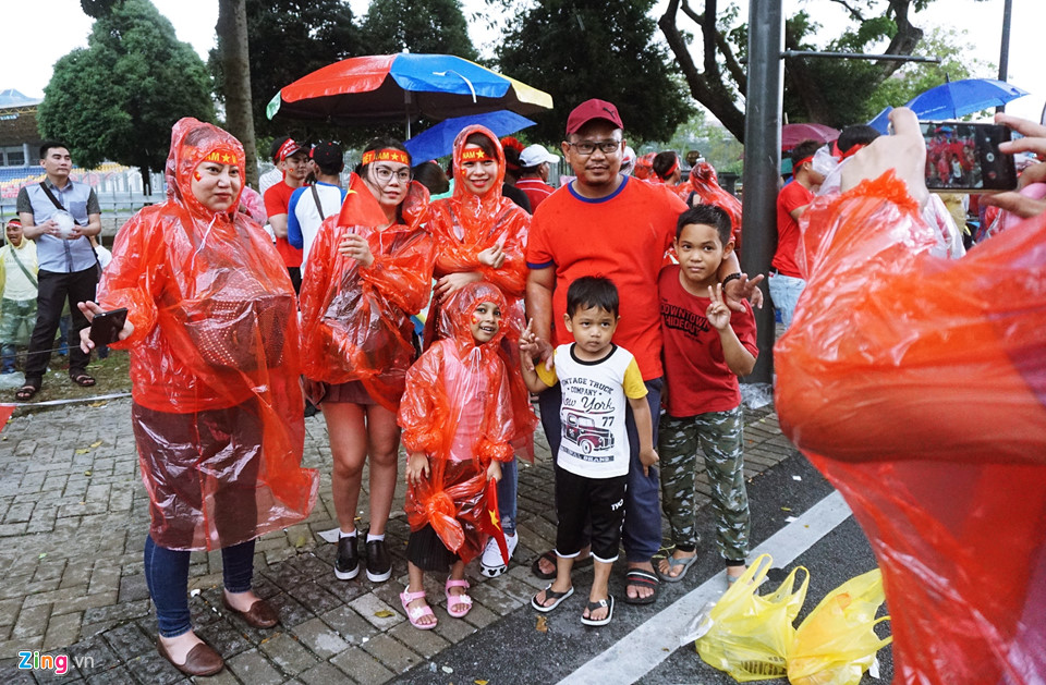 CĐV Việt Nam xoay xở nhanh chóng khi gặp mưa nặng hạt ở Malaysia