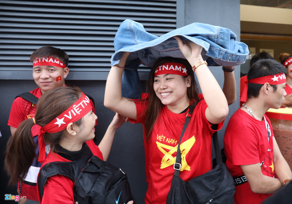CĐV Việt Nam xoay xở nhanh chóng khi gặp mưa nặng hạt ở Malaysia