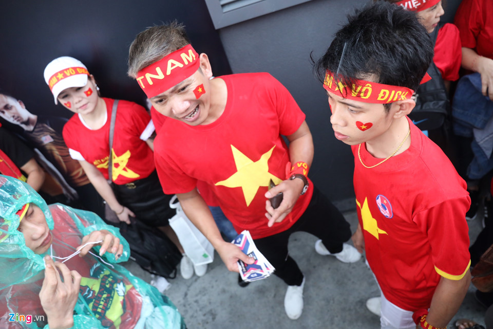 CĐV Việt Nam xoay xở nhanh chóng khi gặp mưa nặng hạt ở Malaysia