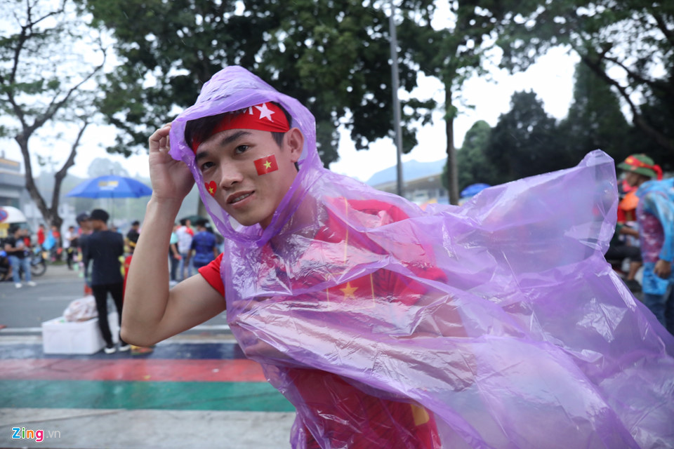 CĐV Việt Nam xoay xở nhanh chóng khi gặp mưa nặng hạt ở Malaysia