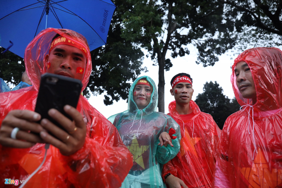 CĐV Việt Nam xoay xở nhanh chóng khi gặp mưa nặng hạt ở Malaysia