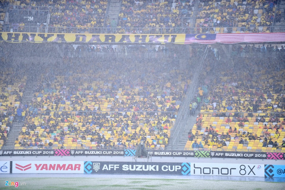 CĐV Việt Nam xoay xở nhanh chóng khi gặp mưa nặng hạt ở Malaysia