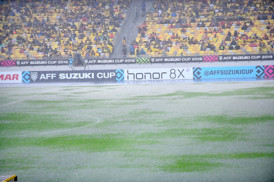 Mặt sân Bukit Jalil 80.000 chỗ ngồi ướt sũng trong cơn mưa lớn