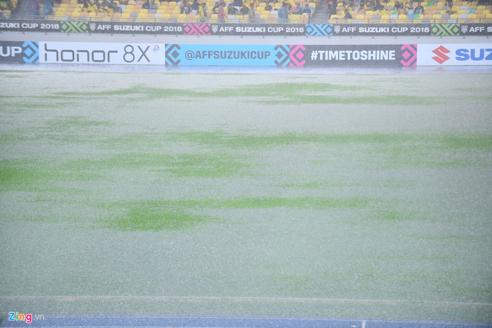 Mặt sân Bukit Jalil 80.000 chỗ ngồi ướt sũng trong cơn mưa lớn