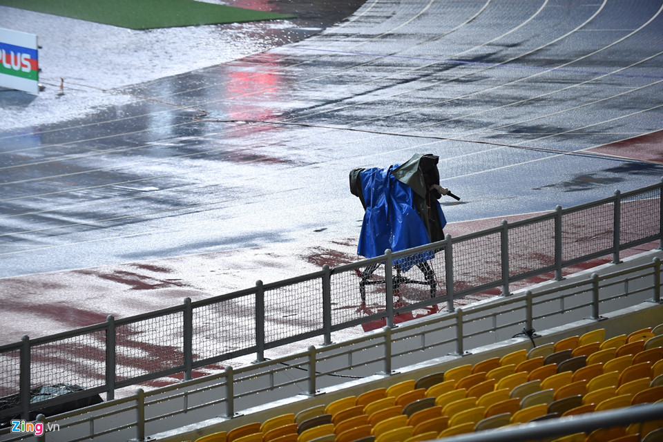 Mặt sân Bukit Jalil 80.000 chỗ ngồi ướt sũng trong cơn mưa lớn