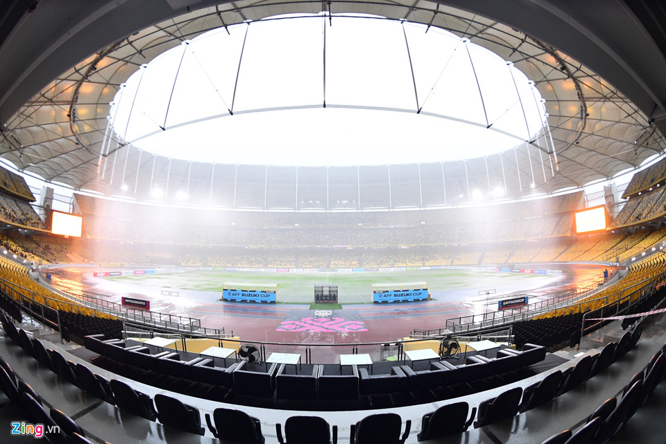 Mặt sân Bukit Jalil 80.000 chỗ ngồi ướt sũng trong cơn mưa lớn
