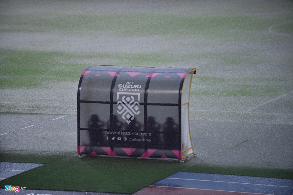 Mặt sân Bukit Jalil 80.000 chỗ ngồi ướt sũng trong cơn mưa lớn