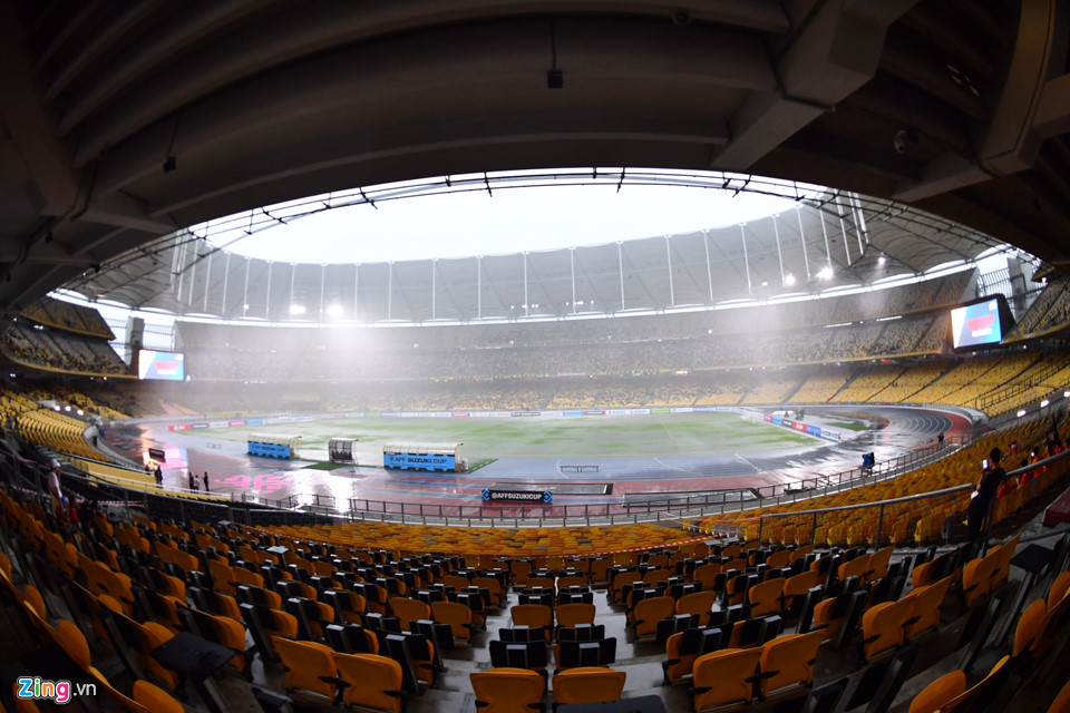 Mặt sân Bukit Jalil 80.000 chỗ ngồi ướt sũng trong cơn mưa lớn
