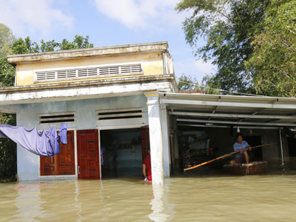 Quảng Nam: Đi cứu hộ về, dân quân tử nạn trong mưa lạnh