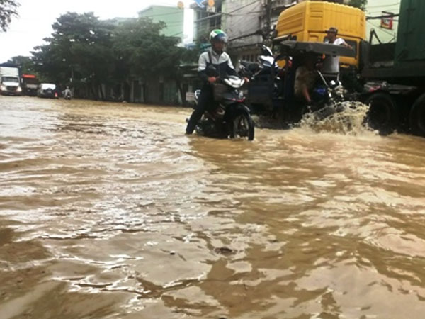 Lũ nhấn chìm hàng nghìn nhà dân ở Bình Định, quốc lộ ngập lút bánh ôtô