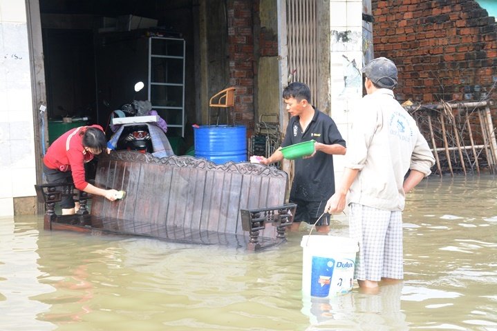 Mưa tạnh từ lâu vẫn lạch bạch trong biển nước