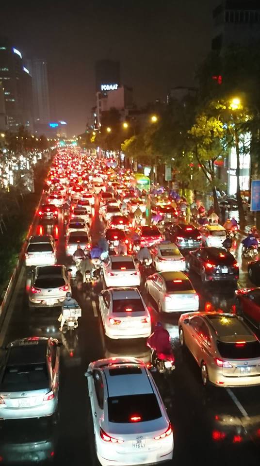 Tắc khắp lối, người Hà Nội nhích từng mét trong mưa rét tái tê